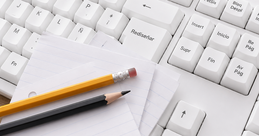 Teclado blanco con la tecla "Rediseñar" destacada, acompañado de hojas y lápices sobre el teclado, representando la reconstrucción institucional y el proceso de actualización de los estatutos de Fundación Equicentro en la Región del Maule.