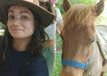 El pony Maco junto a Isidora y Francisca pasando un rato juntos en un potrero verde bajo la luz suave del atardecer en Pencahue.
