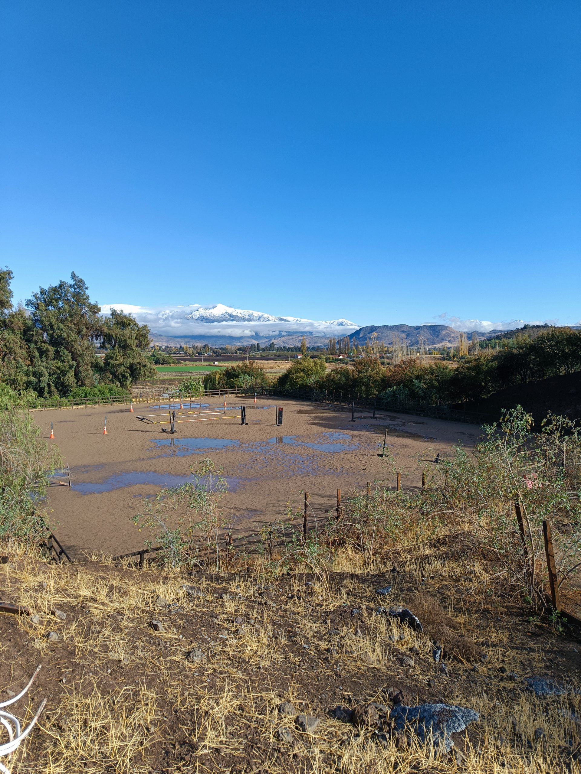 Vista de los trabajos de remodelación en la oficina container y bodegas de pasto en el Fundo Talanquén de Colina durante julio de 2024.