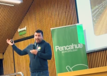Exposición de Fundación Equicentro en la 3ra Mesa de Trabajo Público Privada de Pencahue frente a pendón municipal.