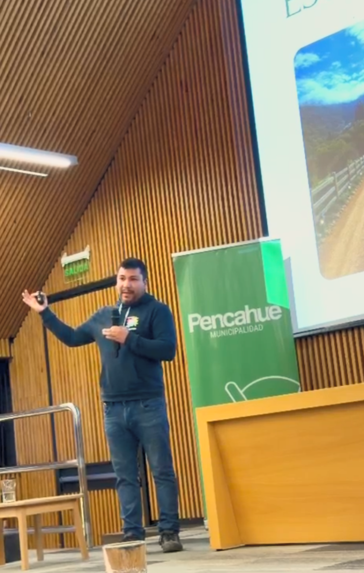Exposición de Fundación Equicentro en la 3ra Mesa de Trabajo Público Privada de Pencahue frente a pendón municipal.